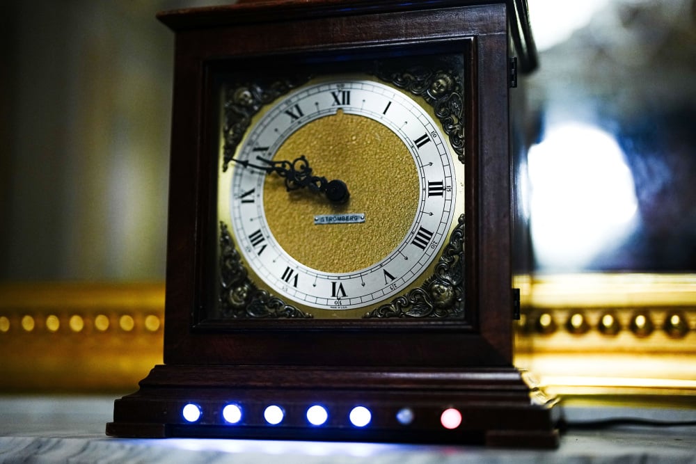 Une horloge à l'extérieur du Sénat indiquant dimanche qu'un vote était en cours.