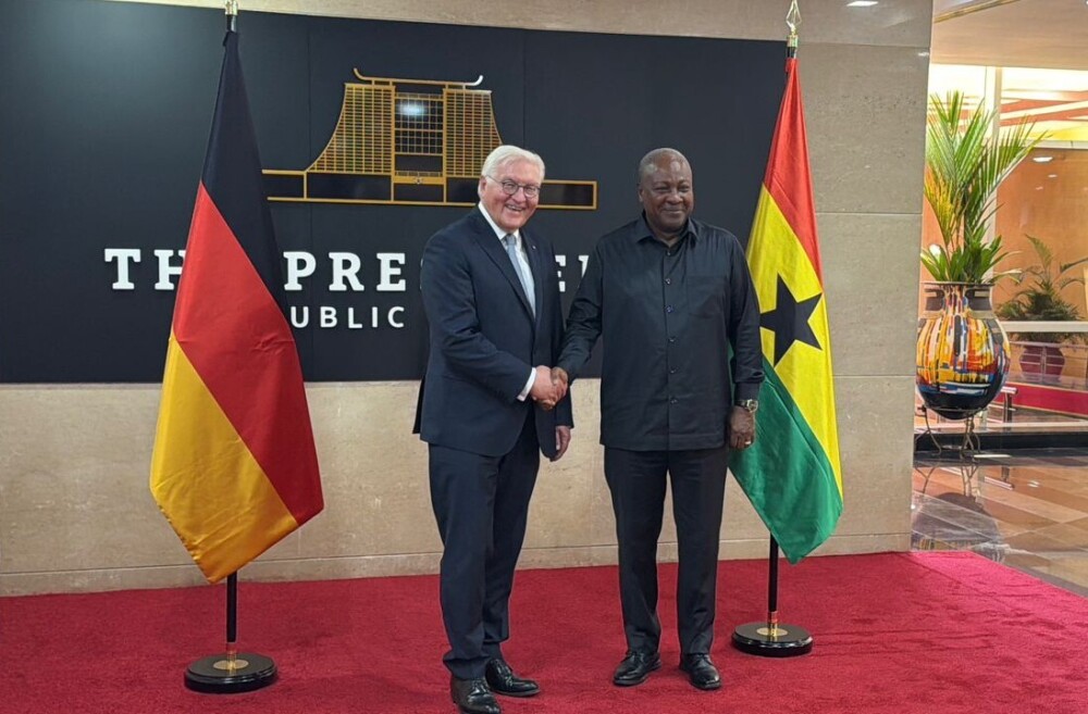 Le président allemand Frank-Walter Steinmeier aux côtés de son homologue ghanéen, John Dramani Mahama, lors de sa visite au Ghana, en novembre 2025.