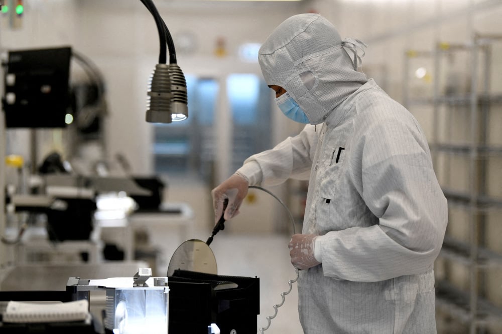 REUTERS/Fabian Bimmer/File Photo - FILE PHOTO: A production line at semiconductor company Nexperia in Hamburg - NETHERLANDS-NEXPERIA/CHINA