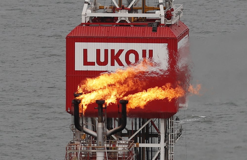 Une torche à gaz, sur la plateforme pétrolière de Filanovskogo, en mer Caspienne, en Russie, le 16 octobre 2018.