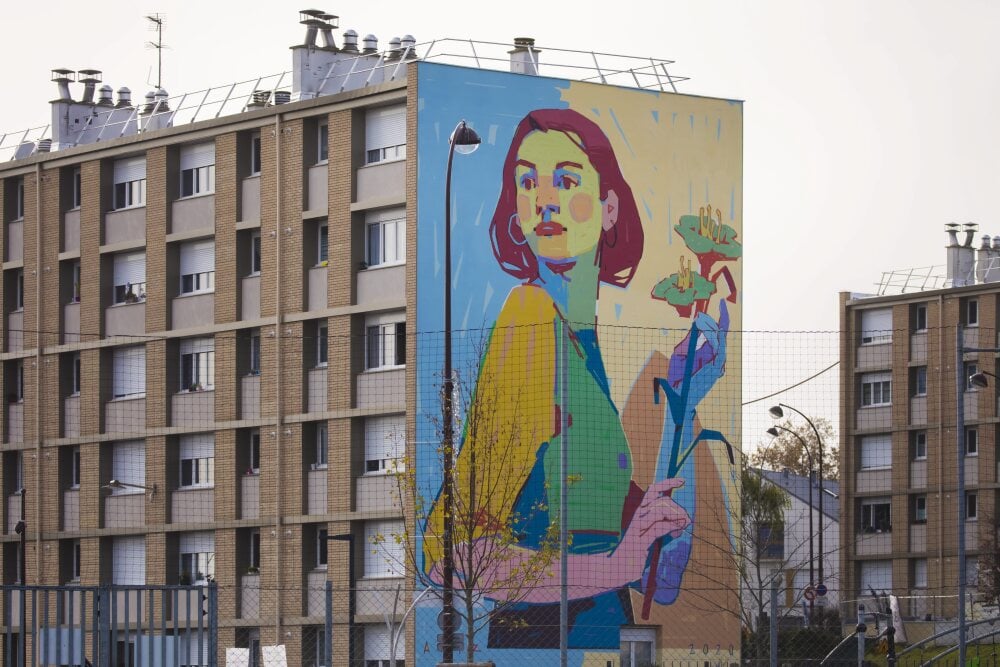 ©Vincent Isore/IP3 ; Versailles, France November 7, 2020 - View of a 'street art' fresco on a social housing building in 'Bernard de JussieuÕ district. Commonly known for its castle and historical landmarks the city of Versailles diversifies and...