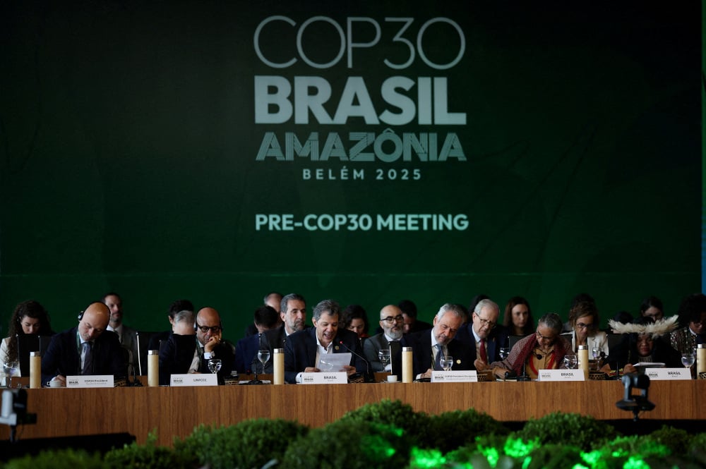 Une coalition d'ONG a dénombré plus de 1600 personnes liées à l'industrie des énergies fossiles assistant à la COP30. Toutefois, la figuration de certaines personnes sur cette liste interroge.