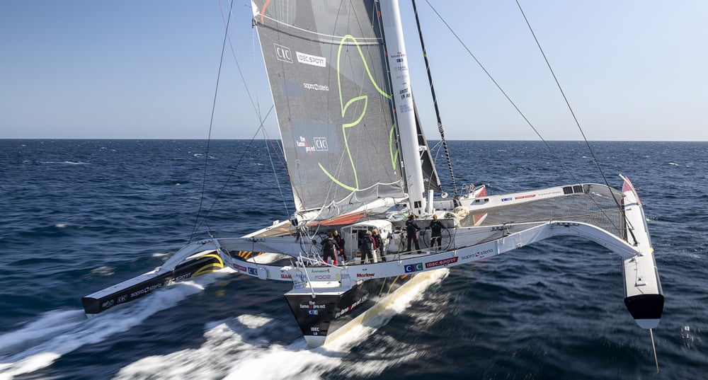 La skippeuse française Alexia Barrier et ses sept équipières venues du monde entier vont tenter de réparer cet anachronisme, en se lançant à l’assaut du Trophée Jules-Verne.