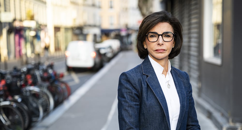 Rachida Dati, candidate au poste de Maire de Paris pour les élections municipales de 2026, pose dans une à proximité de son QG de campagne.