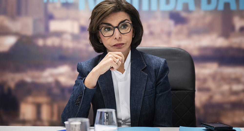Rachida Dati, candidate au poste de Maire de Paris pour les élections municipales de 2026, répond aux questions de journalistes dans son QG de campagne du 12eme arrondissement.