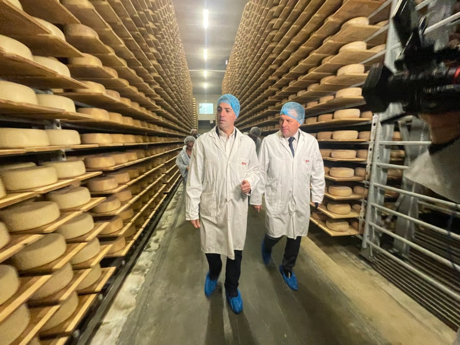 Peio Etxeleku, PDG d'Agour, et Imanol Pradales, président du gouvernement basque.