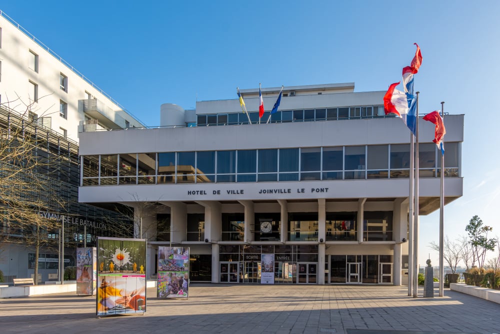 Joinville-le-Pont, France - 2 mars 2025: Vue extérieure de la mairie de Joinville-le-Pont, commune française située dans le département du Val-de-Marne, en région Île-de-France