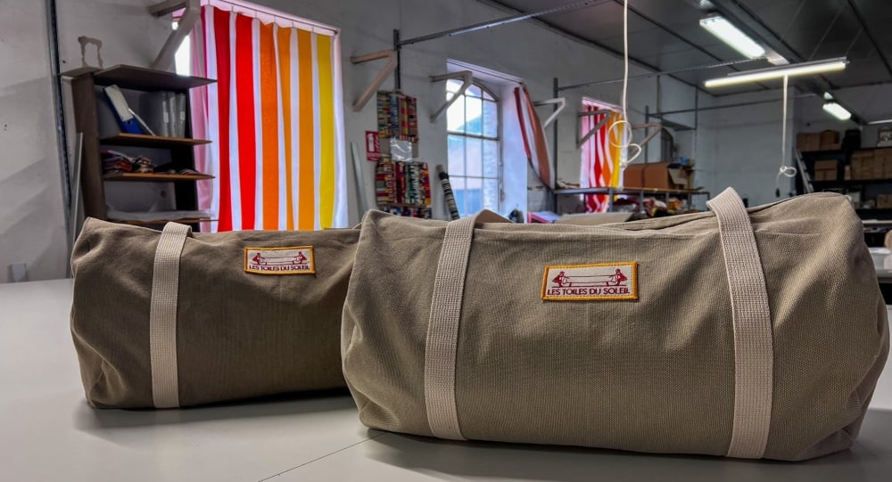 Les Toiles du Soleil, connues pour leur gamme à rayures très colorées, veut élargir son offre avec des produits unis et vient de lancer une gamme de bagagerie monochrome.