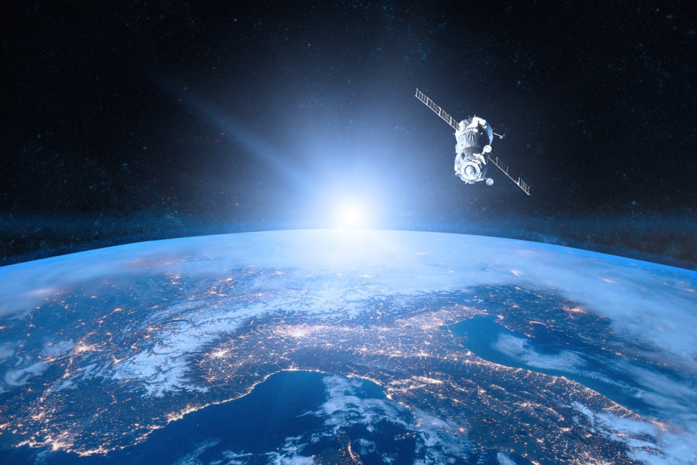 Un satellite au-dessus de la Terre. Eléments fournis par la NASA.