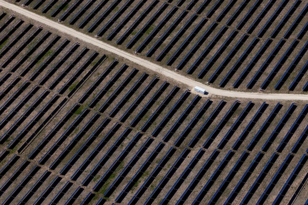Les fermes solaires (ici au Texas) sont l'une des réponses à la forte croissance de la demande d'électricité.