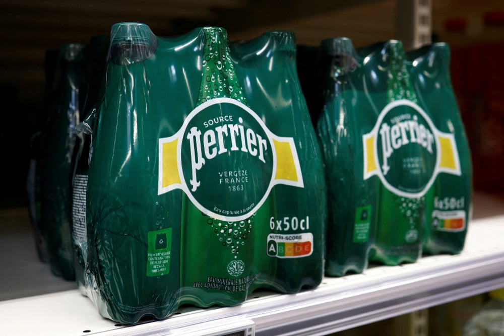 Des bouteilles de Perrier, le 18 avril 2025 dans un supermarché de Perros-Guirec.
