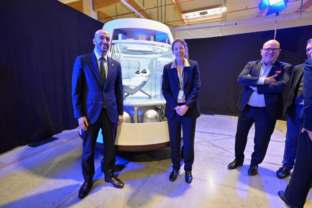 Hélène Huby, directrice générale de The Exploration Company, entourée de Benjamin Haddad, ministre délégué à l’Europe, et de Bruno Bonnell, secrétaire général à l’investissement, le 20 novembre 2025, à Bordeaux.