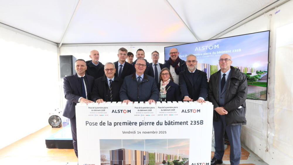 La pose symbolique de la première pierre du nouveau bâtiment d'Alstom Belfort.