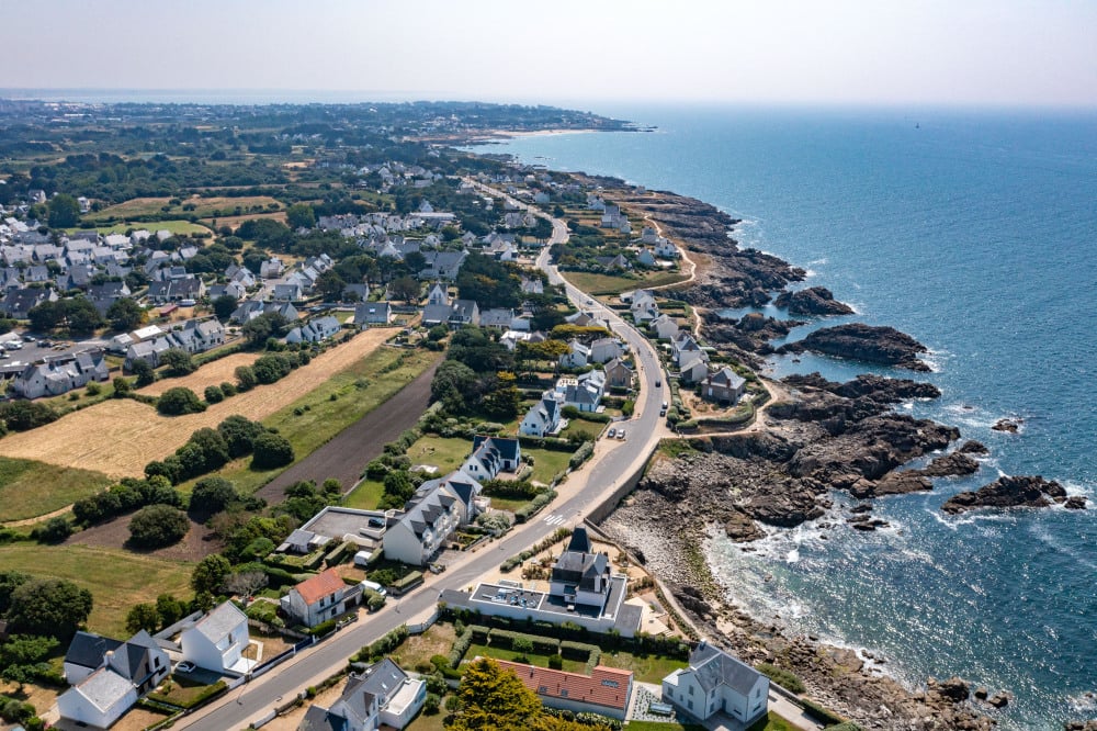 Vue sur la côte depuis le port Saint-Michel dans les Pays de la Loire.