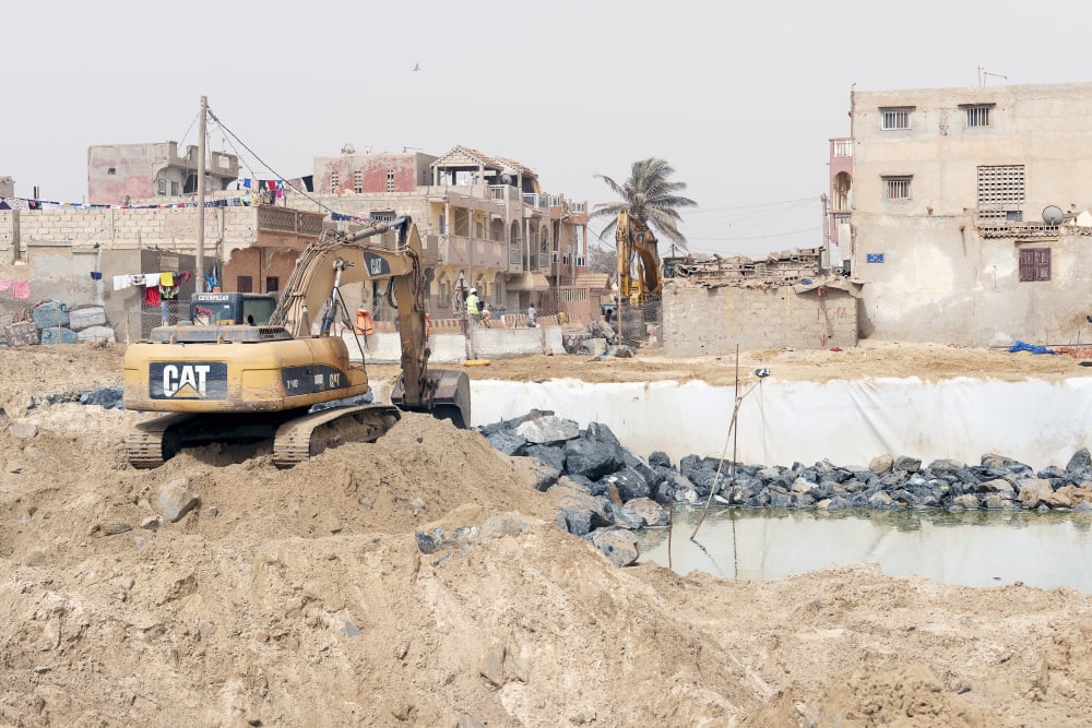 Le gouvernement sénégalais finance la construction du barrage avec le soutien de la France et de l’Agence française de développement. Il devrait limiter l’érosion côtière aux portes de Saint-Louis.