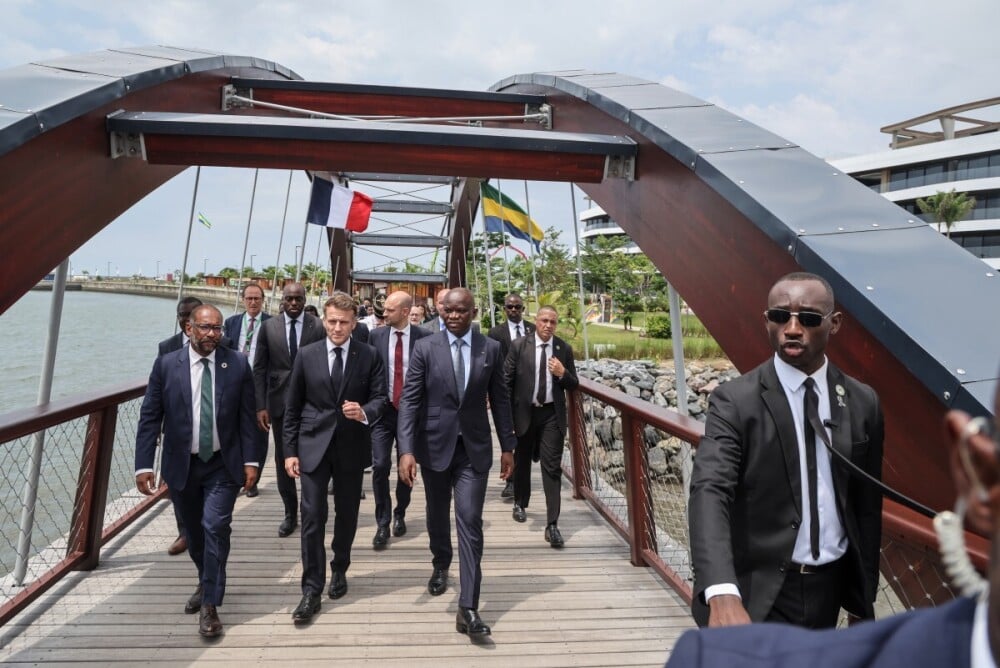 Le président français Emmanuel Macron et le président du Gabon, Brice Oligui Nguema ici à Libreville.