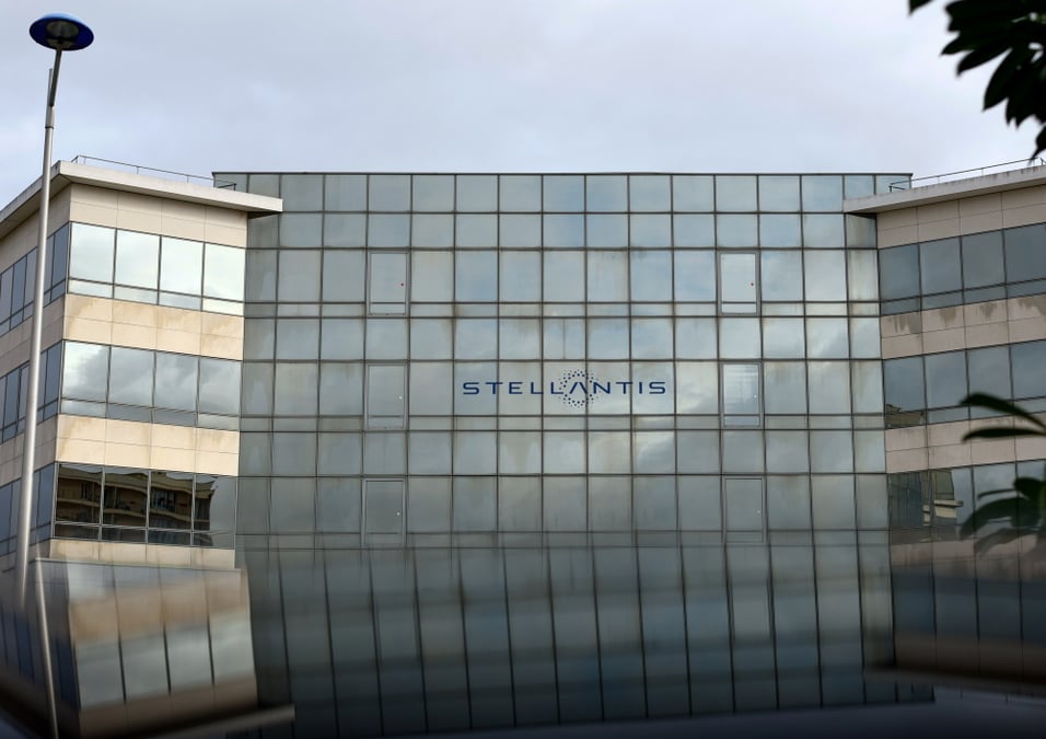 Le logo de Stellantis est visible sur le siège du groupe à Poissy, près de Paris, France, le 20 février 2022.
