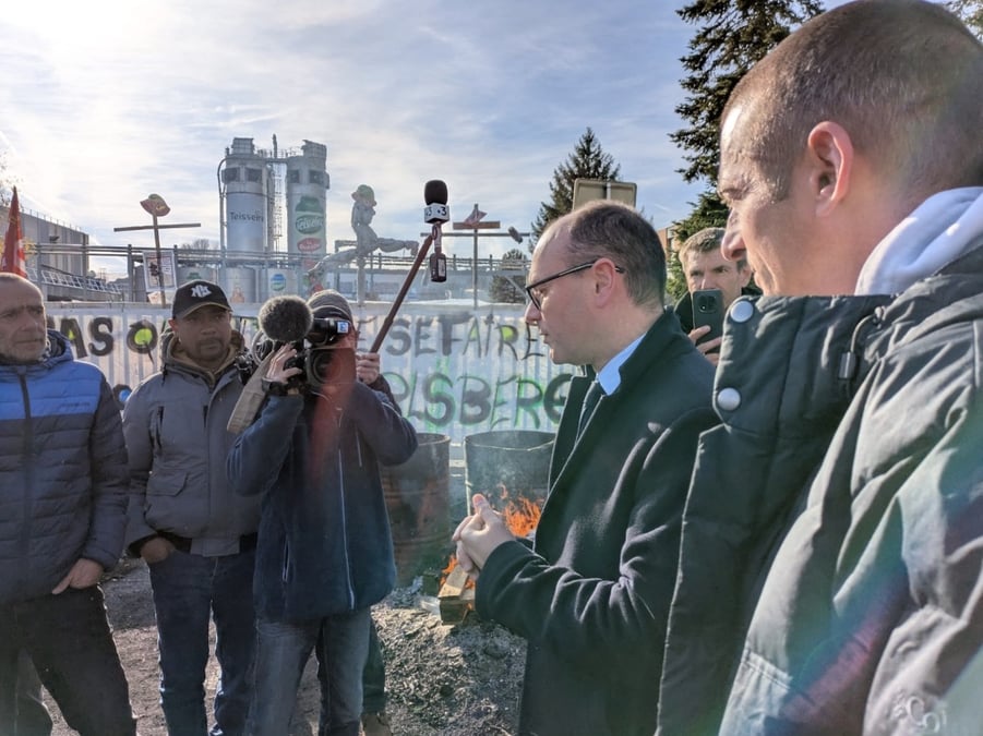Le ministre Sébastien Martin s'est rendu vendredi 28 novembre au siège de l'entreprise Teisseire, qui a annoncé un projet de réorganisation drastique prévoyant la fermeture de son unique site de production de Crolles (Isère).