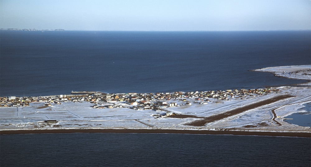Le village de Miquelon, menacé par la montée des eaux, vu d'avion.