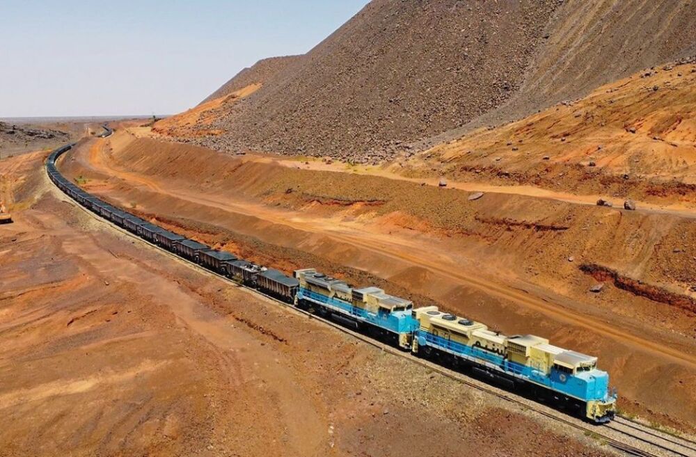 Le train minéralier circulant sur la ligne de plus de 700 km qui relie les mines de fer de Zouerate (région de Tiris Zemmour) au port de Nouadhibou, en Mauritanie.