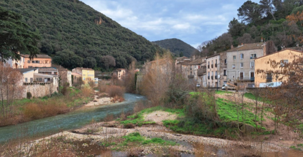 Dans l’Hérault, le cœur de ville de Lodève, classé QPV, comprend un habitat plutôt médiéval avec de petites fenêtres, sans balcon ni jardin, et l’aménagement du Parc fluvial de la Confluence sur les berges des rivières de la Lergue et de la Soulondres...