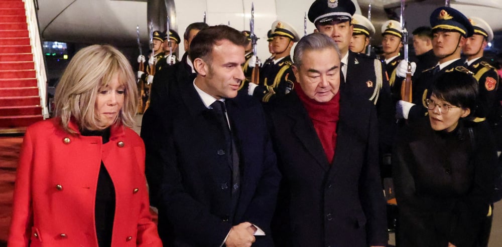 Emmanuel Macron a été accueilli par le ministre chinois des Affaires étrangères, Wang Yi.