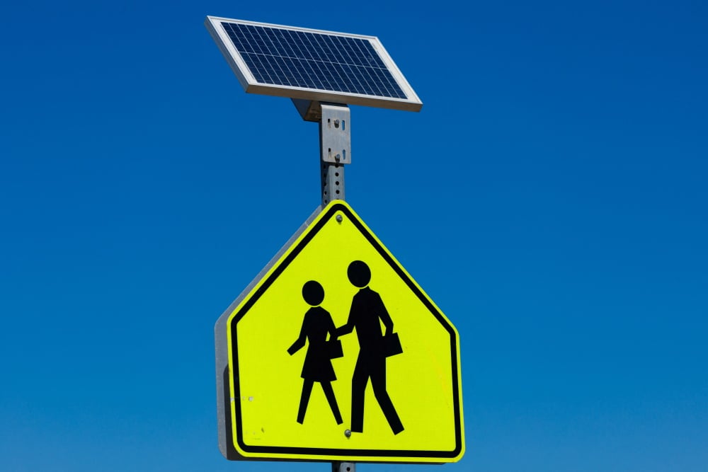 Un panneau de passage piéton alimenté à l'énergie solaire, en Californie.