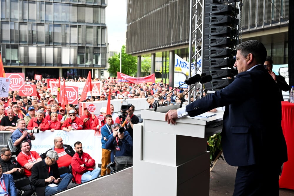 Le PDG de ThyssenKrupp, Miguel Angel Lopez Borrego, s’adresse aux métallurgistes de Thyssenkrupp lors d’un rassemblement organisé par le syndicat IG Metall à Essen, en Allemagne, le 23 mai 2024.