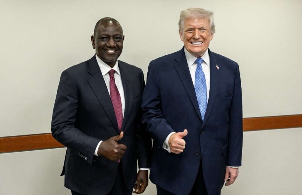 Les présidents William Ruto (Kenya, à gauche) et Donald Trump (États-Unis, à droite). Le Kenya devient le premier pays africain à bénéficier d'un cofinancement américain en santé sous l'administration Trump.