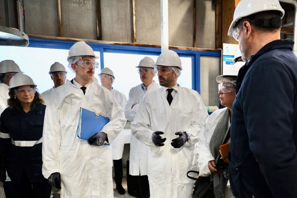 Le ministre délégué à l'Europe, Benjamin Haddad, en visite sur le site de Solvay à La Rochelle