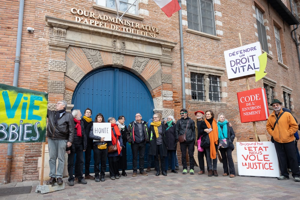 Les opposants à l'A69 ont manifesté devant la cour administrative d'appel de Toulouse ce jeudi 11 décembre.