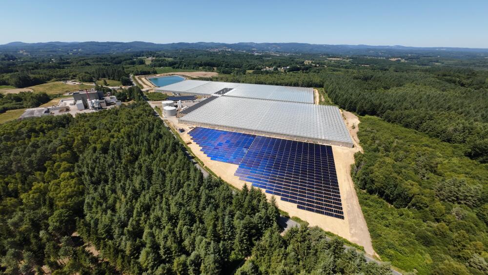 La centrale solaire thermique Les Tomates d’Auïtou au premier plan. Les écoserres au second plan.
