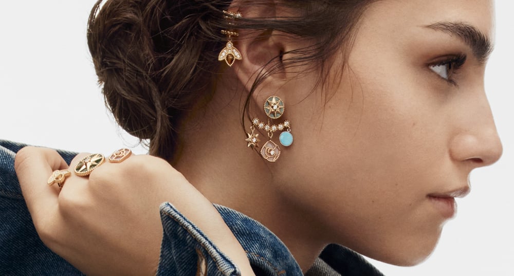Élément incontournable des collections Dior, la Rose des Vents fête ses dix ans.