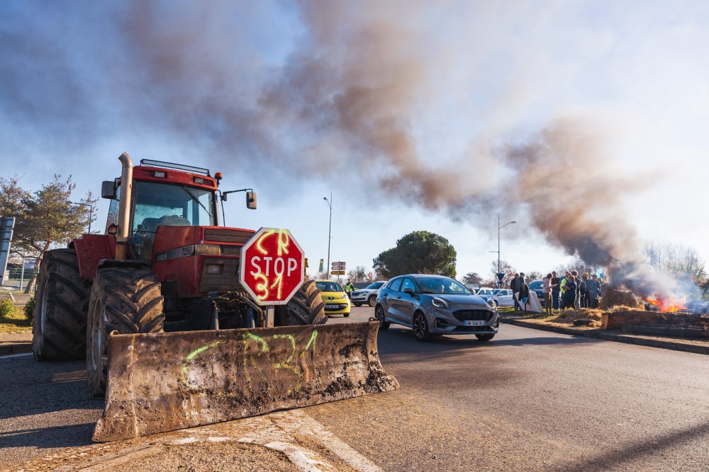 Des agriculteurs bloquent un rond-point et l'accès à l'autoroute A64 à Comminges pour protester contre les décisions d'abattre des troupeaux de bovins en raison de la propagation de la dermatite nodulaire contagieuse (CND). À Sailhan, dans le sud-ouest...