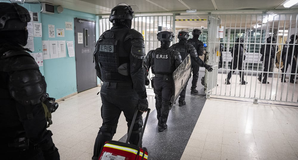 Des ERIS (Equipes Régionales d'Intervention et de Sécurité de l'administration penitentiere) se déplacent dans la maison d'arrêt pour hommes de Fleury-Merogis où ils participent a une "Fouille XXL".