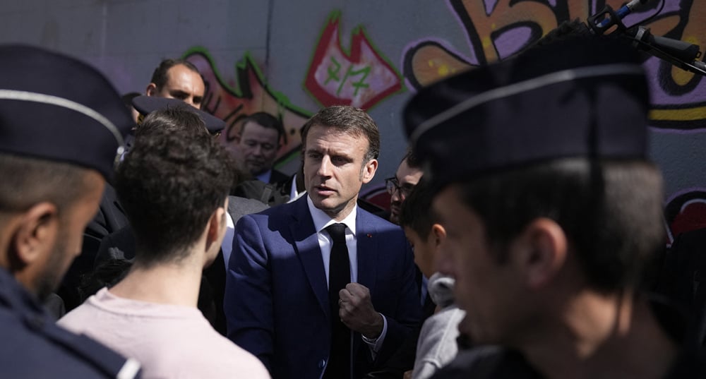 Emmanuel Macron visite le quartier de La Castellane à Marseille.
