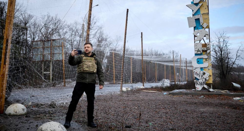 Le président ukrainen Volodymyr Zelensky enregistre une vidéo à la frontière de Koupiansk.