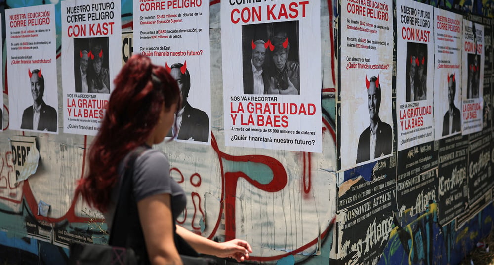 « Notre avenir est en danger avec Kast », clament les affiches où le candidat chilien José Antonio Kast figure au côté de Javier Milei, le président argentin.