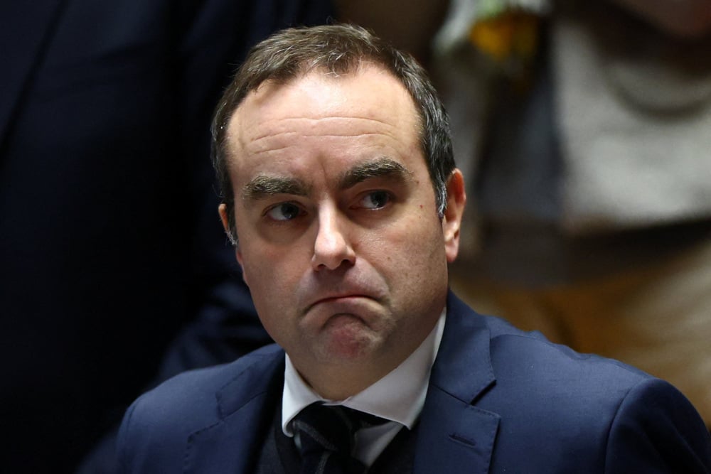 Mis en échec dans sa tentative de faire émerger un compromis parlementaire sur le budget de l'État, le Premier ministre Sébastien Lecornu n'a pas encore officialisé le recours à cette loi spéciale, conçue pour éviter un " shutdown " à la française.