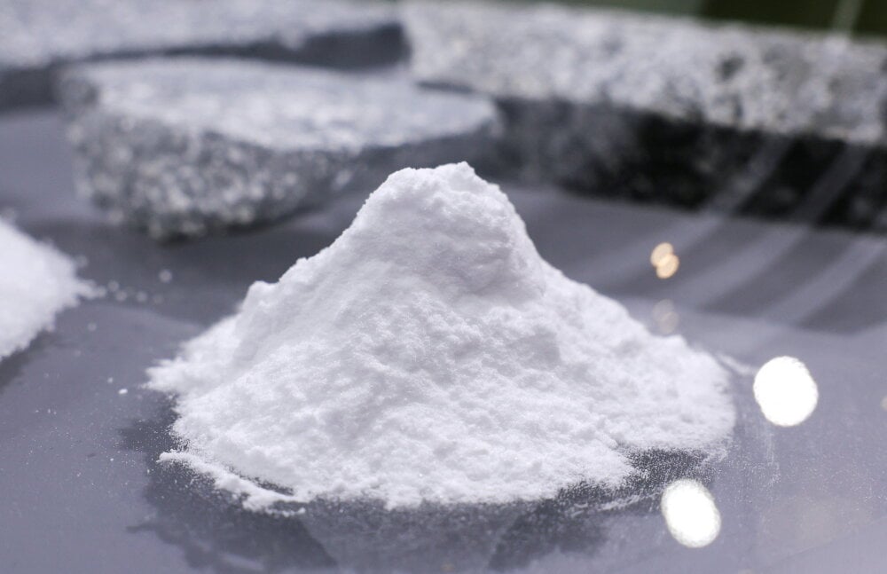 L’eau chaude issue des tréfonds du sous-sol alsaciens regorgerait de lithium, cet élément essentiel aux batteries électriques.