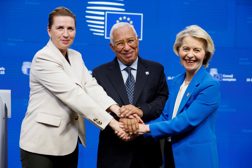 La Première ministre danoise Mette Frederiksen, le président du Conseil européen Antonio Costa et la présidente de la Commission européenne Ursula von der Leyen tiennent une conférence de presse lors d’un sommet des dirigeants de l’Union européenne, à...