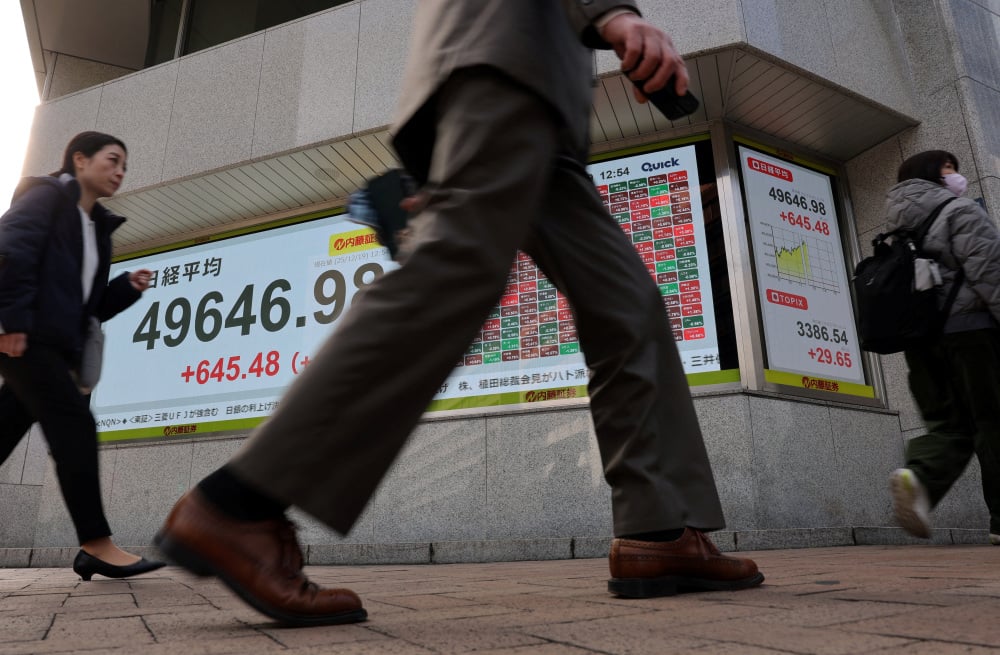 L’indice Nikkei devant une société de courtage à Tokyo après l’annonce par la Banque du Japon d’une hausse des taux d’intérêt, le 19 décembre 2025.
