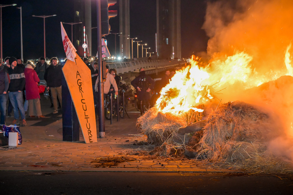 Manifestations des Jeunes agriculteurs de Gironde à Bordeaux le 18 décembre 2025 pour dénoncer le manque de soutien public face à la crise de la viticulture.