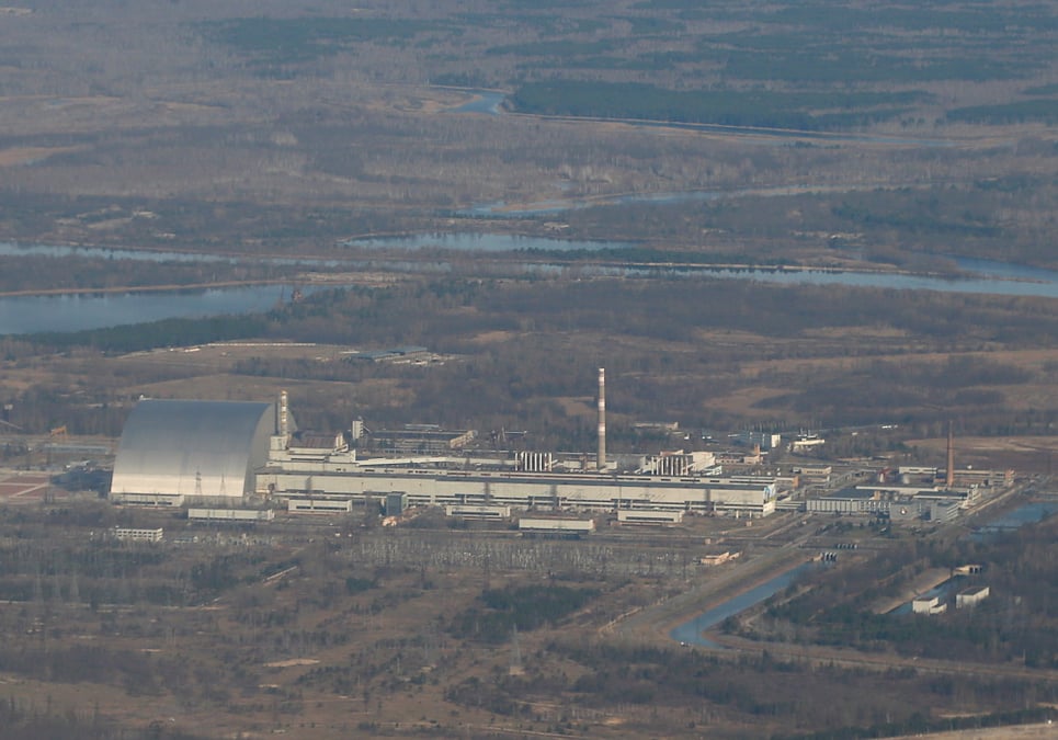 Les vestiges de la centrale nucléaire sont recouverts d’une coque interne en acier et en béton, construite à la hâte après la catastrophe nucléaire de 1986.