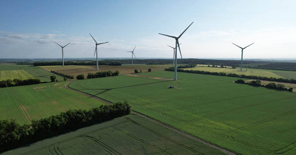 Des éoliennes installées dans les plaines céréalières de Charente-Maritime.