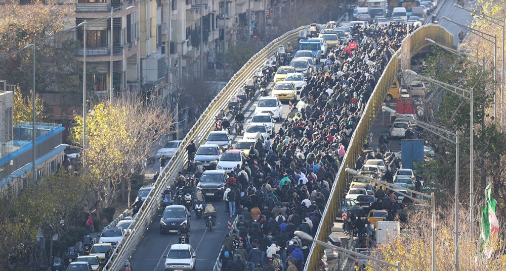 Après Téhéran, les protestations se sont propagées dans une trentaine de villes moyennes, éloignées de la capitale, et ont aussi été relayées par les étudiants qui y ont ajouté des revendications politiques.