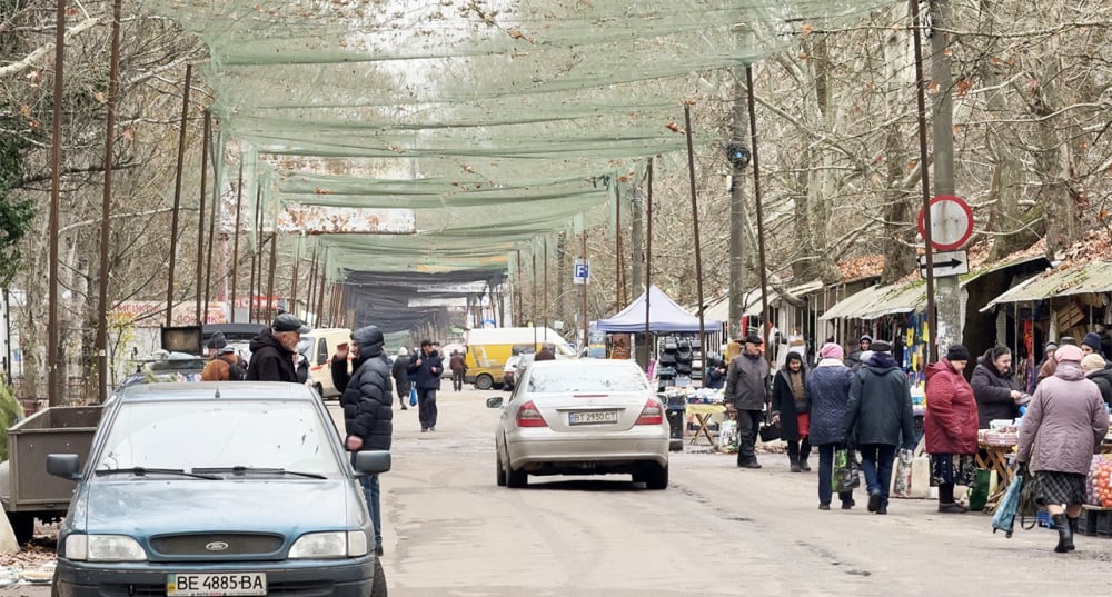 Le marché de Dniprovsky à Kherson (Ukraine), couvert de filets anti-drones.
