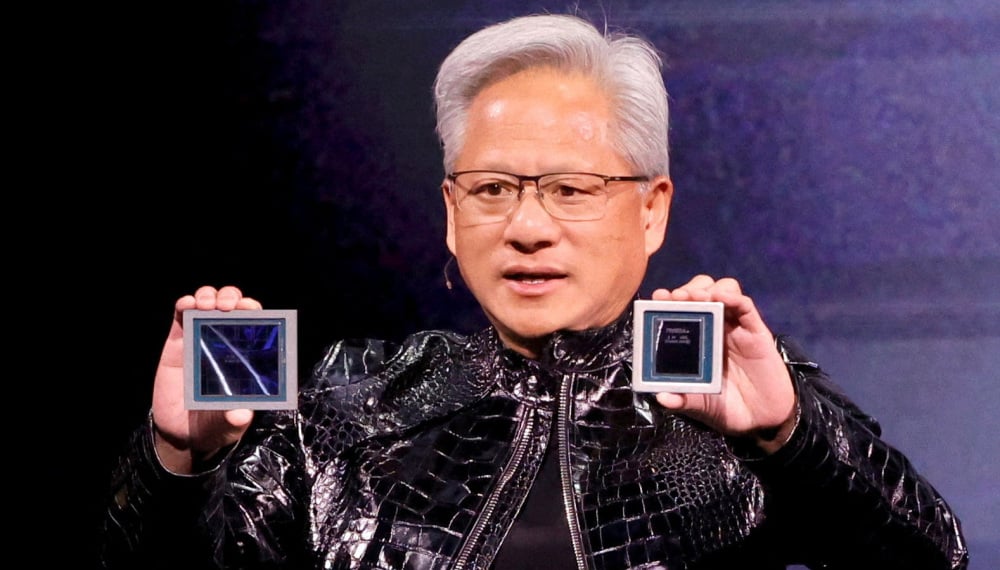 Le PDG de Nvidia, Jensen Huang, tient une puce Rubin et une puce Vera, qui font partie du superordinateur IA Nvidia Vera Rubin NVL72, lors d'une présentation Nvidia au CES 2026.