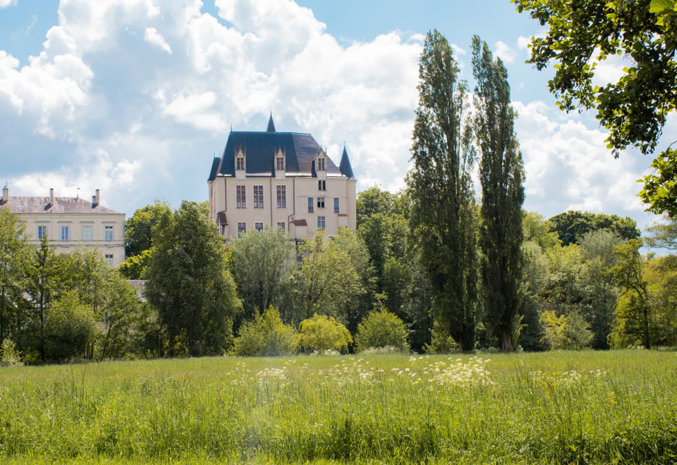Parmi les atouts de l’Indre, mis en exergue par Altares dans son étude prospective 2025, figure la qualité de vie (ici le château Raoul à Châteauroux) à bas coût. Le prix de l’immobilier (particuliers et bureaux) y est en moyenne cinq à dix fois moins...