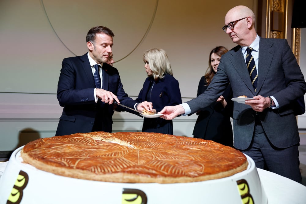 Emmanuel Macron offrant une part de galette à Roland Lescure, le 5 janvier dernier.